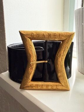 Vintage CHANEL Black Patent Leather Belt with Gold plate Buckle. xs size